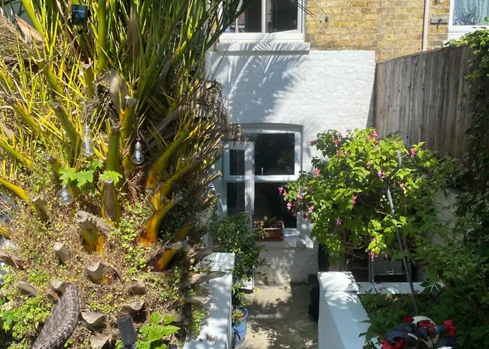 Bradstone Garden Retreat With Own Entrance