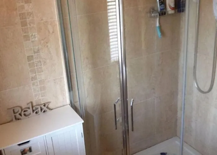 Serene House Rental In Kent Private Room With Modern Amenities, Wi-Fi And Tv